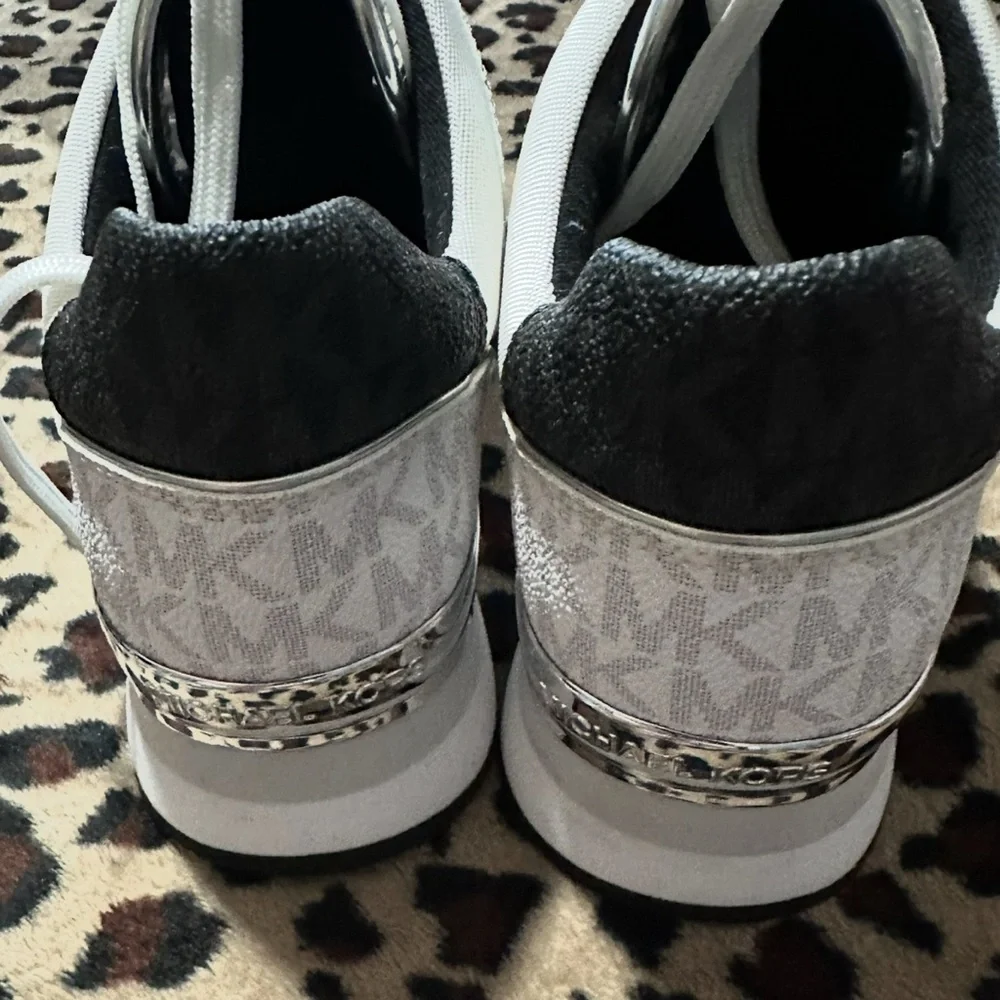 MICHAEL KORS MADDY TWO TINE LOGO TRAINER SNEAKERS - Picture 3 of 6